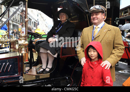 I partecipanti al Royal Automobile Club annuali di Londra a Brighton il veterano della vettura da Rally posa per fotografie, London REGNO UNITO Foto Stock