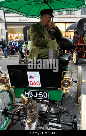 I partecipanti al Royal Automobile Club di Londra a Brighton il veterano della vettura da Rally assemblare in Regent Street alla vigilia dell'evento. Foto Stock