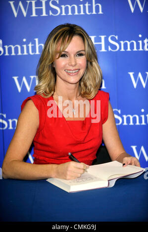 Milton Keynes, Regno Unito. Il 2 novembre 2013. Amanda Holden libro firma a WH Smiths Milton Keynes 2 novembre 2012 Credit: Brian Jordan/Alamy Live News Foto Stock