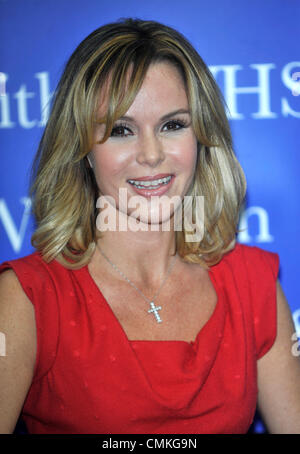 Milton Keynes, Regno Unito. Il 2 novembre 2013. Amanda Holden libro firma a WH Smiths Milton Keynes 2 novembre 2012 Credit: Brian Jordan/Alamy Live News Foto Stock