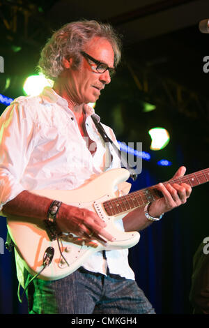 Lincoln, California, USA. 1 novembre 2013. 1 novembre: David Jenkins di rock band Pablo Cruise esegue al Thunder Valley Casino Resort a Lincoln, la California il 1 novembre 2013 Credit: Randy Miramontez/Alamy Live News Foto Stock