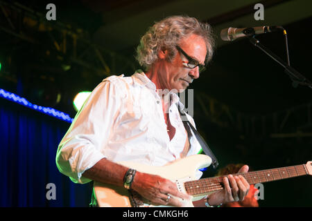 Lincoln, California, USA. 1 novembre 2013. 1 novembre: David Jenkins di rock band Pablo Cruise esegue al Thunder Valley Casino Resort a Lincoln, la California il 1 novembre 2013 Credit: Randy Miramontez/Alamy Live News Foto Stock