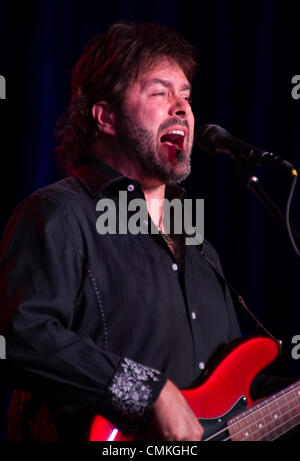 Lincoln, California, USA. 1 novembre 2013. 1 novembre: Larry Antonino di rock band Pablo Cruise esegue al Thunder Valley Casino Resort a Lincoln, la California il 1 novembre 2013 Credit: Randy Miramontez/Alamy Live News Foto Stock