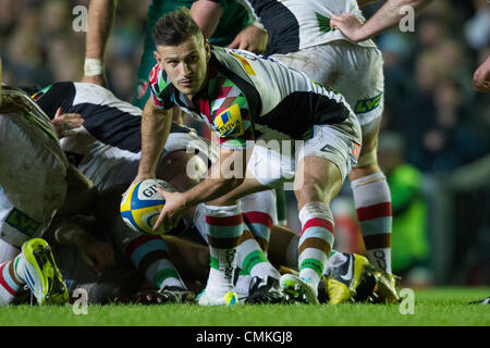 Leicester, Regno Unito. Il 2 novembre 2013. Danny CARE (arlecchini) passa la palla da un ruck. Azione dalla Aviva Premiership match tra Leicester Tigers e Arlecchini ha giocato a Welford Road, Leicester sabato 2 novembre 2013. Credito: Graham Wilson / Immagini di pipeline/ Alamy Live News Foto Stock