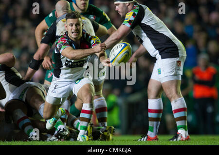 Leicester, Regno Unito. Il 2 novembre 2013. Danny CARE (arlecchini) passa la palla da un ruck. Azione dalla Aviva Premiership match tra Leicester Tigers e Arlecchini ha giocato a Welford Road, Leicester sabato 2 novembre 2013. Credito: Graham Wilson / Immagini di pipeline/ Alamy Live News Foto Stock