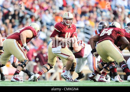 Nov. 2, 2013 - Chestnut Hill, Massachusetts, STATI UNITI D'America - 2 Novembre 2013 - Chestnut Hill, Massachusetts, STATI UNITI -Il Boston College Eagles quarterback Chase Rettig (11) ricade nella tasca durante il NCAA division 1 partita di calcio tra la Virginia Tech Hokies e il Boston College Eagles tenutosi a Alumni Stadium di Chestnut Hill, Massachusetts. Il Boston College sconfitto Virginia Tech 34-27. Eric Canha/CSM. Foto Stock