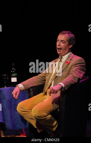Il UKIP leader del partito, Nigel Farage MEP stadio a Buxton Opera House durante il suo Regno Unito Tour di teatro, Derbyshire, Regno Unito Foto Stock
