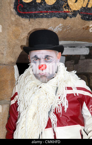 Clown triste infelice al più grande Goth & alternative Weekend del Regno Unito. Whitby. I Goti, i romantici e i fan macabri hanno viaggiato sulle brughiere per il Whitby Goth Weekend. Foto Stock