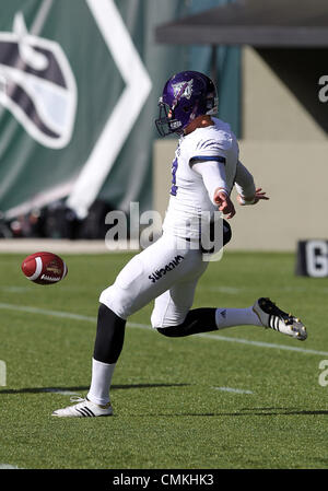 Portland, OR, Stati Uniti d'America. 2° Nov, 2013. 2 Novembre 2013: Punter Tony Epperson (12) della Weber membro Wildcats ha per posizionare un kick profonda contro Portland State University durante il NCAA Football gioco tra il Weber membro Wildcats e il Portland State Vikings a Jeld Wen Stadium, Portland, O CARTA DI CREDITO: csm/Alamy Live News Foto Stock