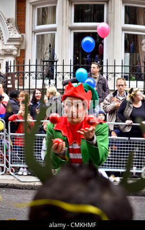 Londra, Regno Unito. 2° Nov, 2013. 2013 Harrods parata natalizia di credito: Marcin Libera/Alamy Live News Foto Stock