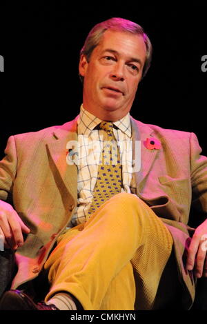 Il Ukip leader Nigel Farage MEP sul palco a Buxton Opera House durante il suo Regno Unito theatre tour 2013. Foto Stock