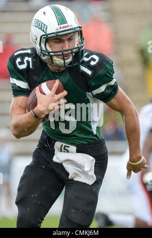 Deland, FL, Stati Uniti d'America. 2° Nov, 2013. Stetson quarterback Ryan Tentler (15) durante la prima metà NCAA Football azione di gioco tra la Campbell combattendo i cammelli e Stetson Hatters a Spec Martin Stadium di DeLand, Florida. Credito: csm/Alamy Live News Foto Stock