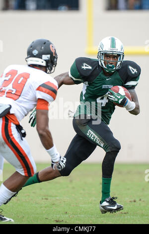 Deland, FL, Stati Uniti d'America. 2° Nov, 2013. Stetson wide receiver Chris Crawford (4) durante la prima metà NCAA Football azione di gioco tra la Campbell combattendo i cammelli e Stetson Hatters a Spec Martin Stadium di DeLand, Florida. Credito: csm/Alamy Live News Foto Stock