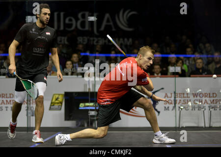 Manchester, Regno Unito. 02Nov, 2013. Nick Matthew (Inghilterra) , il numero 4 di sementi, in azione nel suo semi-finale di partita contro il numero 1 di sementi, Ramy Ashour (Egitto). Matteo perde il primo gioco 6-11, ma vince la seconda 11-2 ed è leader 2-0 nel terzo quando Ramy Ashour si ritira attraverso il pregiudizio. Nel finale di Matteo riproduce il numero 2 le sementi, Gregoire Gaultier (Francia), che ha sconfitto il numero 6 di sementi, Mohamed Elshorbagy (Egitto) 6-11, 11-3, 11-8, 12-10. Campionato del Mondo di Squash Manchester, UK 2 novembre 2013 Credit: Giovanni friggitrice/Alamy Live News Foto Stock