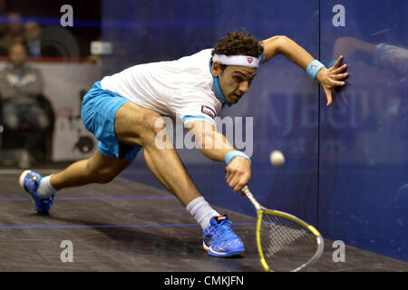 Manchester, Regno Unito. 02Nov, 2013. Mohamed Elshorbagy (Egitto), il numero 6 seme è in azione contro Gregoire Gaultier , il numero 2 seme nella semifinale del Campionato del mondo. Gaultier vince 6-11. 11-3. 11-8. 12-10 e soddisfa il numero 4 di sementi, Nick Matthew (Inghilterra), che ha sconfitto Ramy Ashour (Egitto), al numero 1 di sementi, ritiratosi attraverso il pregiudizio nel terzo gioco. Campionato del Mondo di Squash Manchester, UK 2 novembre 2013 Credit: Giovanni friggitrice/Alamy Live News Foto Stock