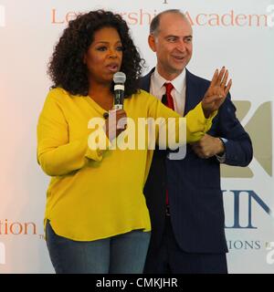 Oprah con Frank Kaminski, presidente di Kaminski aste, cerca di ottenere un'offerta di quattro mila dollari. Foto Stock