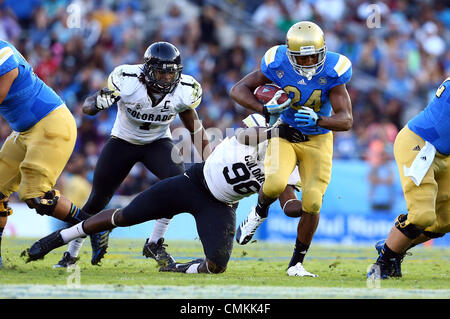 Pasadena, California, Stati Uniti d'America. 2° Nov, 2013. Novembre 2, 2013 Pasadena, California: Colorado Buffaloes defensive lineman Chidera Uzo-Diribe (96) tenta di affrontare contro UCLA Bruins running back Paolo Perkins (24) durante il NCAA Football gioco tra il Colorado Buffaloes e la UCLA Bruins presso il Rose Bowl il 2 novembre 2013 a Pasadena, in California. Rob Carmell/CSM/Alamy Live News Foto Stock