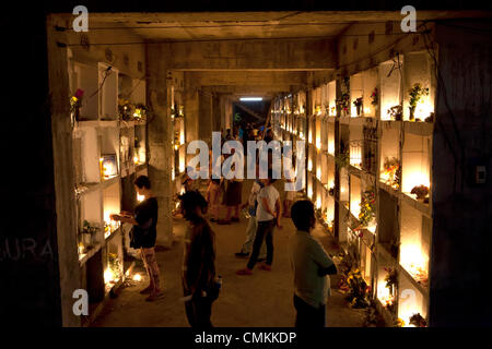 Carreta cimitero, Cebu, Filippine. 2° Nov, 2013. Commemorazione di tutti i defunti e un tempo per i cattolici del Filippino per ricordare e rendere omaggio ai loro cari defunti. Credito: galleria immagini2/Alamy Live News Foto Stock