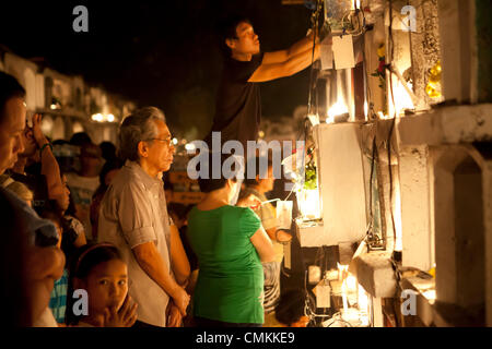 Carreta cimitero, Cebu, Filippine. 2° Nov, 2013. Commemorazione di tutti i defunti e un tempo per i cattolici del Filippino per ricordare e rendere omaggio ai loro cari defunti. Credito: galleria immagini2/Alamy Live News Foto Stock