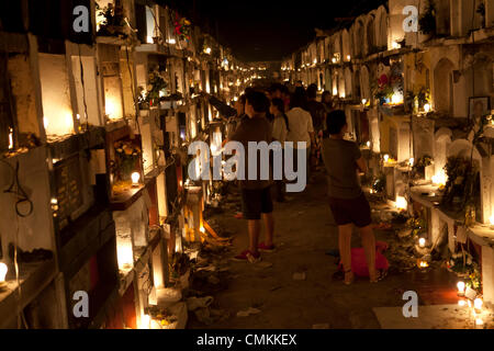 Carreta cimitero, Cebu, Filippine. 2° Nov, 2013. Commemorazione di tutti i defunti e un tempo per i cattolici del Filippino per ricordare e rendere omaggio ai loro cari defunti. Credito: galleria immagini2/Alamy Live News Foto Stock