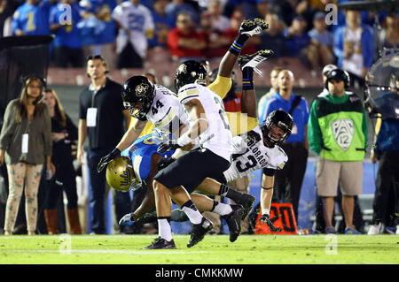 Pasadena, California, Stati Uniti d'America. 2° Nov, 2013. Novembre 2, 2013 Pasadena, California: UCLA Bruins running back Paolo Perkins (24) viene affrontato dal Colorado Buffaloes linebacker Addison Gillam (44) durante il NCAA Football gioco tra il Colorado Buffaloes e la UCLA Bruins presso il Rose Bowl il 2 novembre 2013 a Pasadena, in California. Rob Carmell/CSM/Alamy Live News Foto Stock
