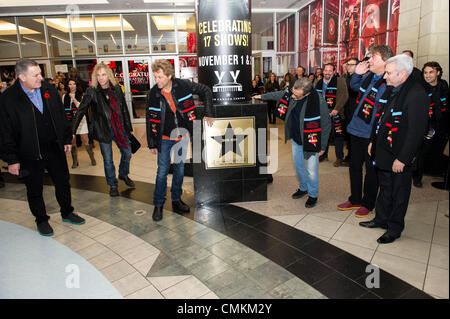 Toronto, Ontario, Canada. 1 Nov, 2013. BON JOVI trionfalmente restituito a Air Canada Centre di Toronto il 01 novembre 2013 come parte di loro in tutto il mondo " Bon Jovi perché possiamo '"' il tour." In seguito a dorso venduto fuori prestazioni precedentemente in questo anno, questi due spettacoli arrotondato 17 totale concerti che i Bon Jovi hanno suonato presso Air Canada Centre; più di qualsiasi altra band che abbiano mai eseguito presso la sede. Foto Stock