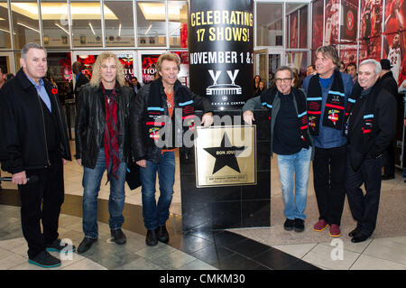 Toronto, Ontario, Canada. 1 Nov, 2013. BON JOVI trionfalmente restituito a Air Canada Centre di Toronto il 01 novembre 2013 come parte di loro in tutto il mondo " Bon Jovi perché possiamo '"' il tour." In seguito a dorso venduto fuori prestazioni precedentemente in questo anno, questi due spettacoli arrotondato 17 totale concerti che i Bon Jovi hanno suonato presso Air Canada Centre; più di qualsiasi altra band che abbiano mai eseguito presso la sede. Foto Stock