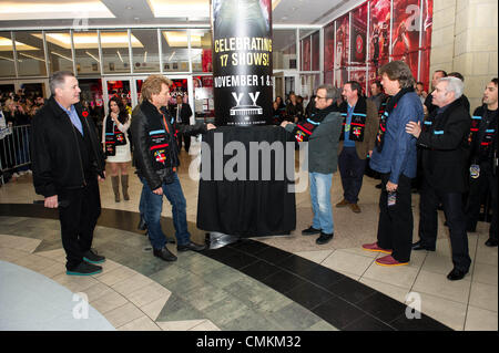 Toronto, Ontario, Canada. 1 Nov, 2013. BON JOVI trionfalmente restituito a Air Canada Centre di Toronto il 01 novembre 2013 come parte di loro in tutto il mondo " Bon Jovi perché possiamo '"' il tour." In seguito a dorso venduto fuori prestazioni precedentemente in questo anno, questi due spettacoli arrotondato 17 totale concerti che i Bon Jovi hanno suonato presso Air Canada Centre; più di qualsiasi altra band che abbiano mai eseguito presso la sede. Foto Stock