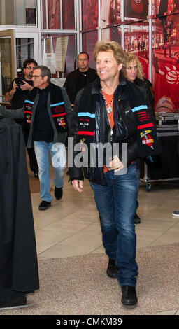 Toronto, Ontario, Canada. 1 Nov, 2013. BON JOVI trionfalmente restituito a Air Canada Centre di Toronto il 01 novembre 2013 come parte di loro in tutto il mondo " Bon Jovi perché possiamo '"' il tour." In seguito a dorso venduto fuori prestazioni precedentemente in questo anno, questi due spettacoli arrotondato 17 totale concerti che i Bon Jovi hanno suonato presso Air Canada Centre; più di qualsiasi altra band che abbiano mai eseguito presso la sede. Foto Stock