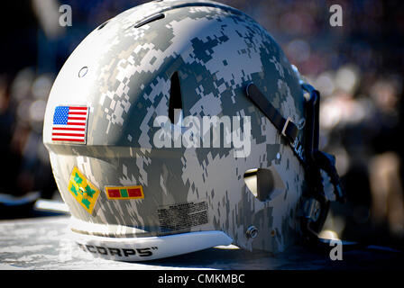 Colorado Springs, Colorado, Stati Uniti d'America. 2° Nov, 2013. Casco dell'esercito durante un'accademia militare di match-up tra l'esercito cavalieri neri e la Air Force Academy falchi al Falcon Stadium, U.S. Air Force Academy, Colorado Springs, Colorado. Air Force sconfigge esercito credito 42-28: csm/Alamy Live News Foto Stock