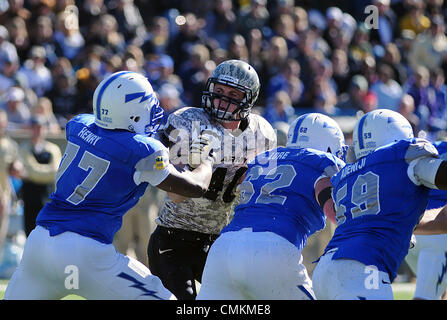 Colorado Springs, Colorado, Stati Uniti d'America. 2° Nov, 2013. Accademia militare di match-up tra l'esercito cavalieri neri e la Air Force Academy falchi al Falcon Stadium, U.S. Air Force Academy, Colorado Springs, Colorado. Air Force sconfigge esercito credito 42-28: csm/Alamy Live News Foto Stock