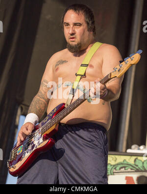 New Orleans, Louisiana, Stati Uniti d'America. 2° Nov, 2013. Il bassista IAN GRUSHKA di New Found Glory eseguire a 2013 Voodoo Musica e Arti esperienza a New Orleans, Louisiana Credito: Daniel DeSlover/ZUMAPRESS.com/Alamy Live News Foto Stock