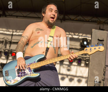 New Orleans, Louisiana, Stati Uniti d'America. 2° Nov, 2013. Il bassista IAN GRUSHKA di New Found Glory eseguire a 2013 Voodoo Musica e Arti esperienza a New Orleans, Louisiana Credito: Daniel DeSlover/ZUMAPRESS.com/Alamy Live News Foto Stock