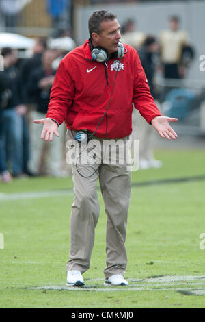 West Lafayette, Indiana, Stati Uniti d'America. 2° Nov, 2013. Head Coach Urban Meyer reagisce al suo reato di non convertire un quarto verso il basso durante il gioco tra la Ohio State Buckeyes e la Purdue Boilermakers a Ross-Ade Stadium in West Lafayette, IN. Ohio State ha vinto il gioco 56-0. Credito: csm/Alamy Live News Foto Stock