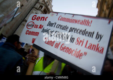 Westminster London. Il 2 novembre 2013. Tamil a Londra ha protestato in vista dei prossimi dei capi di governo del Commonwealth riuniti in Colombo Sri Lanka chiedendo che il PM David Cameron e S.A.R. il Principe Carlo di boicottare il vertice a causa di presunte violazioni dei diritti umani contro la popolazione Tamil Credito: amer ghazzal/Alamy Live News Foto Stock