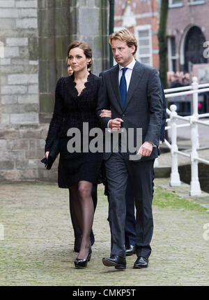 Delft, Paesi Bassi, per il memoriale del principe Friso. 02Nov, 2013. Olandese Floris principe e principessa Aimee arriva alla vecchia chiesa di Delft, Paesi Bassi, per il memoriale del principe Friso, 02 novembre 2013. Il principe Friso hanno subito gravi danni al cervello nel febbraio 2012 dopo l'incidente di sci in Austria la località sciistica di Lech. Morì a 44 anni il 12 agosto 2013. Foto: Albert Nieboer //dpa/Alamy Live News Foto Stock