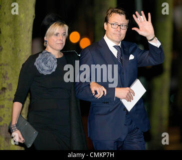 Delft, Paesi Bassi, dopo il memoriale del principe Friso. 02Nov, 2013. La principessa Laurentien e il Principe Constantijn dei Paesi Bassi lasciare la vecchia chiesa di Delft, Paesi Bassi, dopo il memoriale del principe Friso, 02 novembre 2013. Il principe Friso hanno subito gravi danni al cervello nel febbraio 2012 dopo l'incidente di sci in Austria la località sciistica di Lech. Morì a 44 anni il 12 agosto 2013. Foto: Albert Nieboer //dpa/Alamy Live News Foto Stock