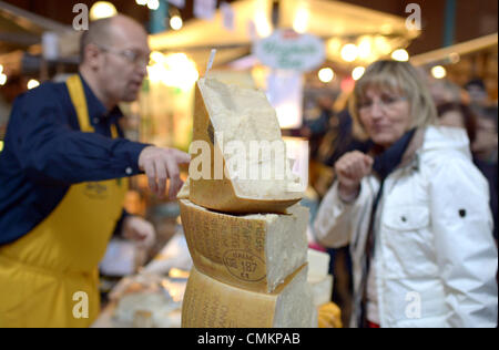 Berlino, Germania. 03 Nov, 2013. I vari formaggi sono in mostra presso la fiera di formaggio Formaggio "Berlino' Markthalle Neun a Berlino, Germania, 03 novembre 2013. Gli organizzatori vogliono attirare l' attenzione sul fatto che molti formaggi e la conoscenza circa la loro produzione sono in via di estinzione. Foto: RAINER JENSEN/dpa/Alamy Live News Foto Stock