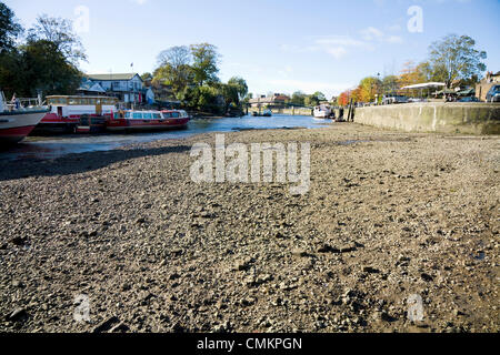 Twickenham, Regno Unito. Appena esposto il letto del fiume del Tamigi a Twickenham, come risultato del blocco di Richmond e stramazzo pescante. A causa di interventi di manutenzione annuale, il livello del Tamigi sopra Richmond lock non è mantenuta artificialmente ad un livello elevato durante la bassa marea, consentendo in tal modo l'acqua per caduta & esponendo il letto del fiume per le persone da esplorare. Credito: David Gee/Alamy Live News Foto Stock