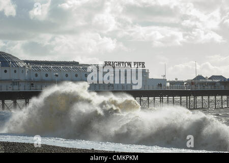 Grandi onde infrangersi sulla spiaggia di fronte al molo di Brighton durante una tempesta di neve a Brighton, East Sussex, Regno Unito. Foto Stock