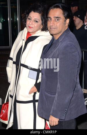 Londra, Regno Unito. 2° Nov, 2013. Meera Syal e Sanjeev Bhaskar presso il Teatro Nazionale: 50 anni sul palco - tappeto rosso arrivi presso il National Theatre di South Bank di Londra - 2 novembre 2013 Credit: KEITH MAYHEW/Alamy Live News Foto Stock