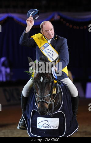 Monaco di Baviera, Germania. 03 Nov, 2013. Film britannico John ponticello Whitaker cheers sul suo cavallo "Argento" dopo aver vinto il Gran Premio di Monaco di Baviera A Monaco di Baviera in interni come parte del Riders Tour di Monaco di Baviera, Germania, 03 novembre 2013. Foto: TOBIAS HASE/dpa/Alamy Live News Foto Stock