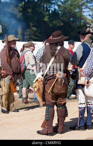 Camden, SC, Stati Uniti d'America. 2° Nov, 2013. Camden storico mantiene la sua xliii Reolutionary annuale campo di guerra giorni. La guerra rivoluzionaria re-enactors ha celebrato il 225th anniversario della rivoluzione con dimostrazioni nel parco e una battaglia sul campo con il Redcoats e i patrioti Foto Stock