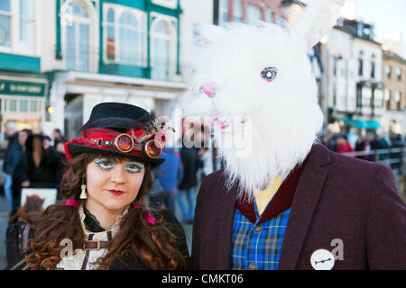 Whitby, Regno Unito. 3 Novembre, 2013. Goti a Whitby Goth Weekend domenica 03/11/2013. Fondata da Jo Hampshire nel 1994, l'evento a Whitby, North Yorkshire, Regno Unito Inghilterra riunisce goti e emos a questo iconico della destinazione di Dracular per la musica, ballare e bere. Credito: Paul Thompson/Alamy Live News Foto Stock