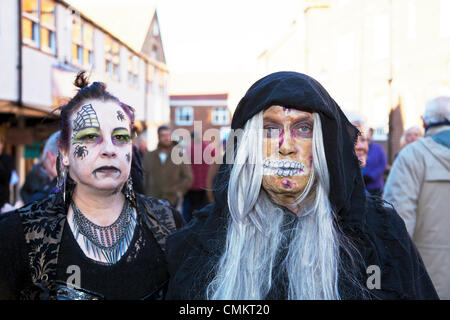 Whitby, Regno Unito. 3 Novembre, 2013. Goti a Whitby Goth Weekend domenica 03/11/2013. Fondata da Jo Hampshire nel 1994, l'evento a Whitby, North Yorkshire, Regno Unito Inghilterra riunisce goti e emos a questo iconico della destinazione di Dracular per la musica, ballare e bere. Credito: Paul Thompson/Alamy Live News Foto Stock