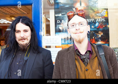 Whitby, Regno Unito. 3 Novembre, 2013. Goti a Whitby Goth Weekend domenica 03/11/2013. Fondata da Jo Hampshire nel 1994, l'evento a Whitby, North Yorkshire, Regno Unito Inghilterra riunisce goti e emos a questo iconico della destinazione di Dracular per la musica, ballare e bere. Credito: Paul Thompson/Alamy Live News Foto Stock