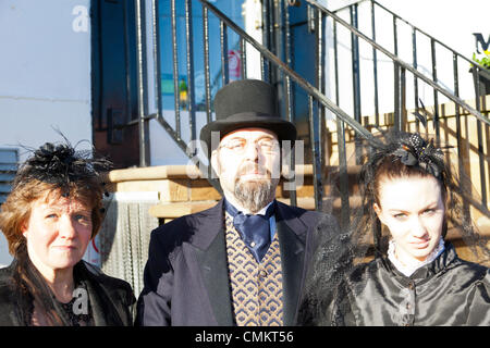 Whitby, Regno Unito. 3 Novembre, 2013. Goti a Whitby Goth Weekend domenica 03/11/2013. Fondata da Jo Hampshire nel 1994, l'evento a Whitby, North Yorkshire, Regno Unito Inghilterra riunisce goti e emos a questo iconico della destinazione di Dracular per la musica, ballare e bere. Credito: Paul Thompson/Alamy Live News Foto Stock