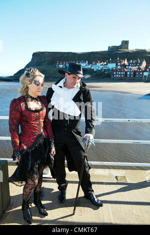 Whitby, Regno Unito. 3 Novembre, 2013. Goti a Whitby Goth Weekend domenica 03/11/2013. Fondata da Jo Hampshire nel 1994, l'evento a Whitby, North Yorkshire, Regno Unito Inghilterra riunisce goti e emos a questo iconico della destinazione di Dracular per la musica, ballare e bere. Credito: Paul Thompson/Alamy Live News Foto Stock