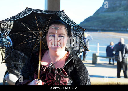 Whitby, Regno Unito. 3 Novembre, 2013. Goti a Whitby Goth Weekend domenica 03/11/2013. Fondata da Jo Hampshire nel 1994, l'evento a Whitby, North Yorkshire, Regno Unito Inghilterra riunisce goti e emos a questo iconico della destinazione di Dracular per la musica, ballare e bere. Credito: Paul Thompson/Alamy Live News Foto Stock