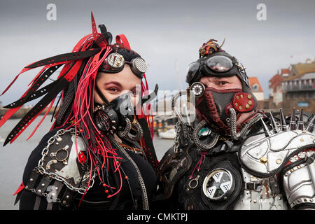 Coppia Lisa Rocknall, 39 e Stuart Winfield, 43 da Manchester al più grande Goth & alternative Weekend del Regno Unito. Whitby. Goti, romantici e macabri fan al Whitby Goth Weekend. Oltre a Goti, ci sono Punks, Steampunks, emos, Bikers, Metallers e tutti i tipi di strani e meravigliosi personaggi, il Steam Punk Halloween Special è stato fondato da Jo Hampshire nel 1994, questo evento due volte l'anno si tiene ora in primavera e fine autunno. Credit: MediaWorldImages/Alamy Live News Foto Stock